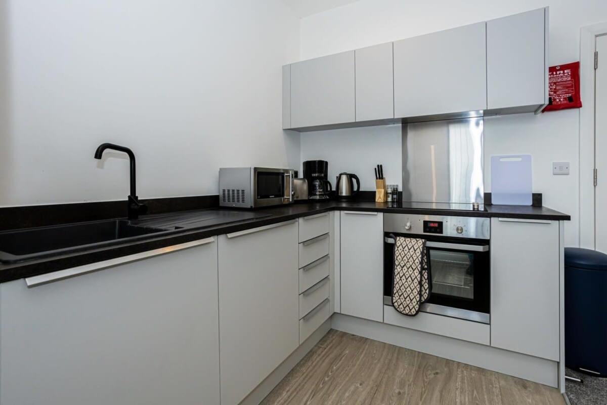 Modern 1Br Bolton Apartment In Central Location Bagian luar foto