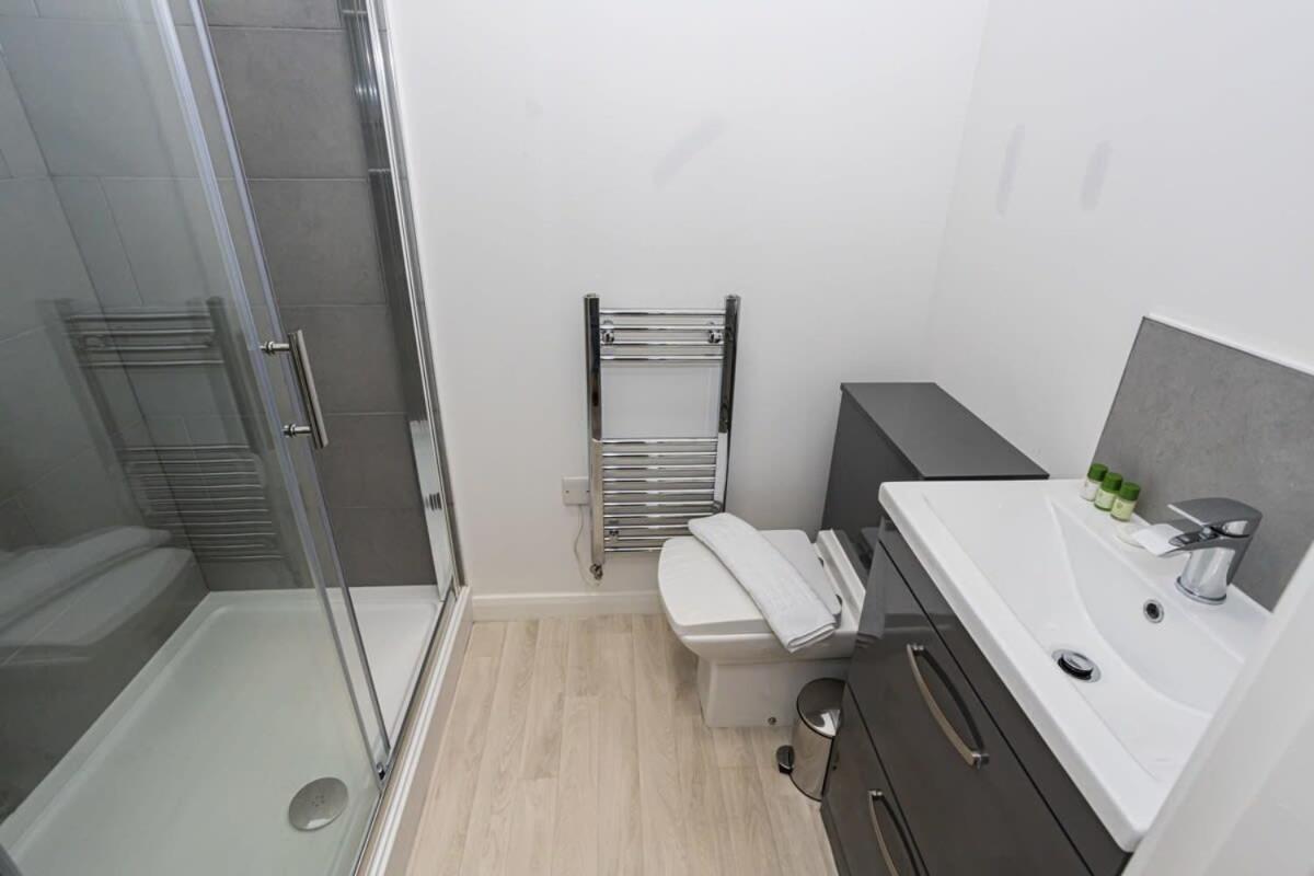 Modern 1Br Bolton Apartment In Central Location Bagian luar foto